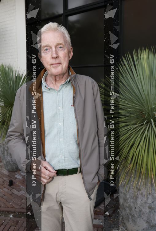 Blaricum 20 augustus 2026
Andre v Duin krijgt uit handen van Jacques Walch het eerste magazine overhandigd van makelaarskantoor Voorma en Walch.