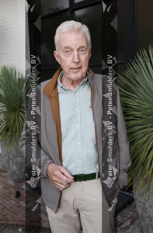 Blaricum 20 augustus 2026
Andre v Duin krijgt uit handen van Jacques Walch het eerste magazine overhandigd van makelaarskantoor Voorma en Walch.