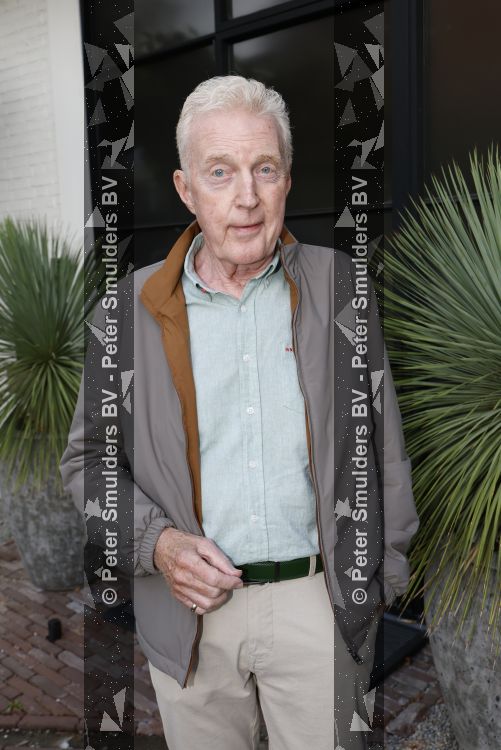 Blaricum 20 augustus 2026
Andre v Duin krijgt uit handen van Jacques Walch het eerste magazine overhandigd van makelaarskantoor Voorma en Walch.