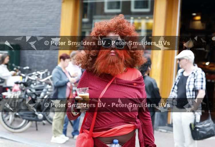 Amsterdam 17 augustus 2026
De stoet met Peter faber rijdt onder politiebegeleiding over de Haarlemmerstraat langs zijn favoriete cafe\'s . Vele mensen bewijzen hem een laatste eer. Anne Rose Bantziger 