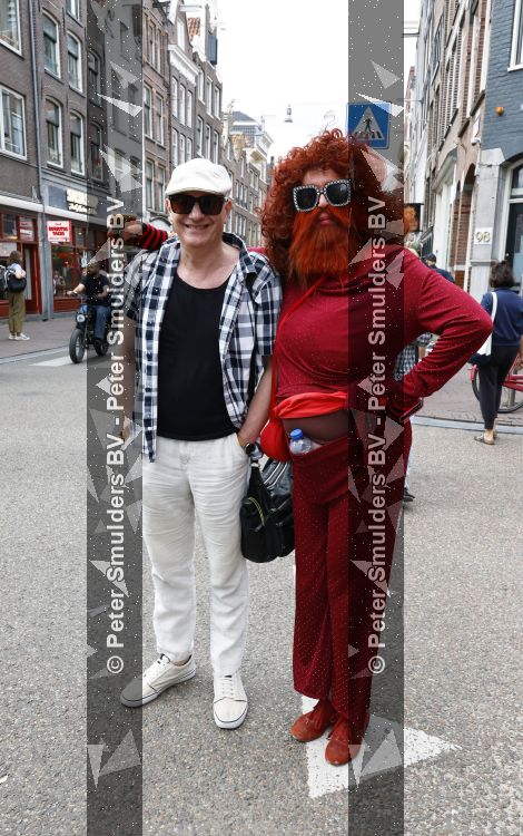 Amsterdam 17 augustus 2026
De stoet met Peter faber rijdt onder politiebegeleiding over de Haarlemmerstraat langs zijn favoriete cafe\'s . Vele mensen bewijzen hem een laatste eer. Anne Rose Bantziger en Arie Cupe