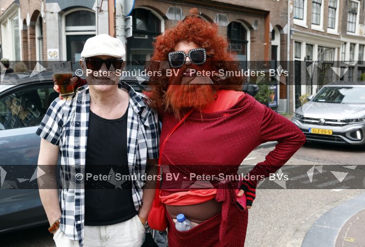 Amsterdam 17 augustus 2026
De stoet met Peter faber rijdt onder politiebegeleiding over de Haarlemmerstraat langs zijn favoriete cafe\'s . Vele mensen bewijzen hem een laatste eer. Anne Rose Bantziger en Arie Cupe