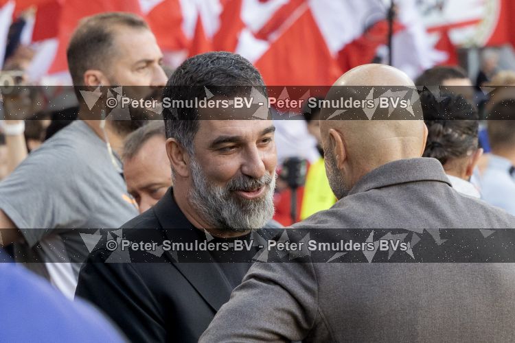 Eindhoven, 10 september 2026
Eerste wedstrijd Champions League
PSV-Sjachtar, eindstand 1-1
Arda Turan in gesprek met en Peter Bosz
Foto Carlo van Hout