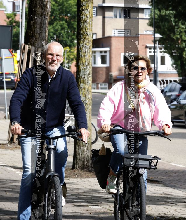 Amsterdam 22 augustus 2026
Caroline Tensen en haar man Ernst-Jan Smids op de fiets in Amsterdam zuid 