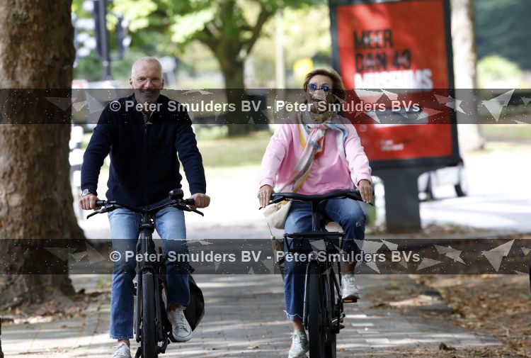 Amsterdam 22 augustus 2026
Caroline Tensen en haar man Ernst-Jan Smids op de fiets in Amsterdam zuid 