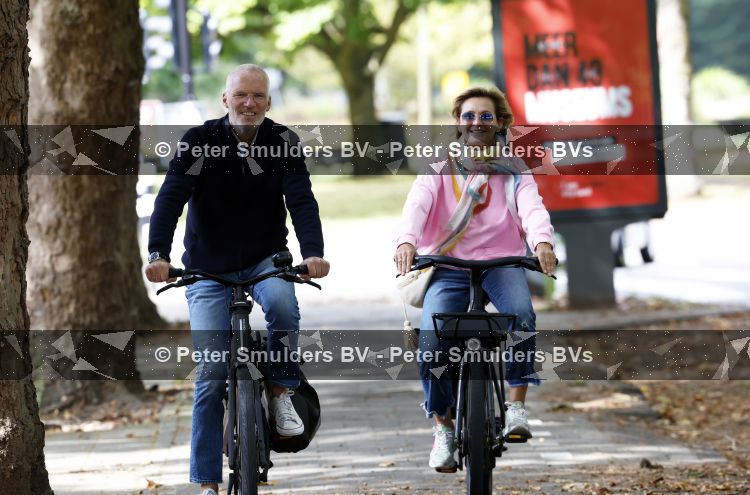 Amsterdam 22 augustus 2026
Caroline Tensen en haar man Ernst-Jan Smids op de fiets in Amsterdam zuid 
