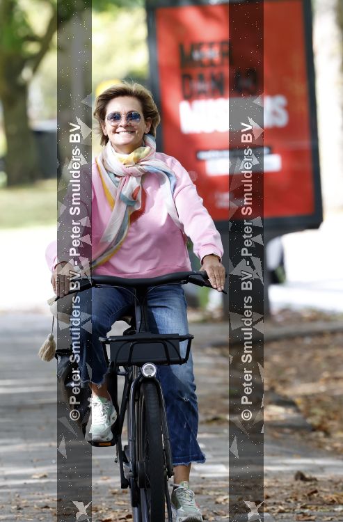 Amsterdam 22 augustus 2026
Caroline Tensen en haar man Ernst-Jan Smids op de fiets in Amsterdam zuid 