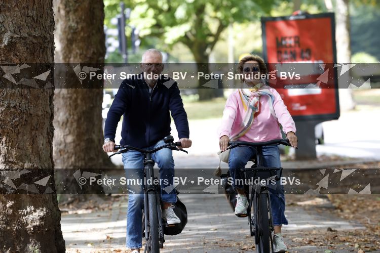 Amsterdam 22 augustus 2026
Caroline Tensen en haar man Ernst-Jan Smids op de fiets in Amsterdam zuid 