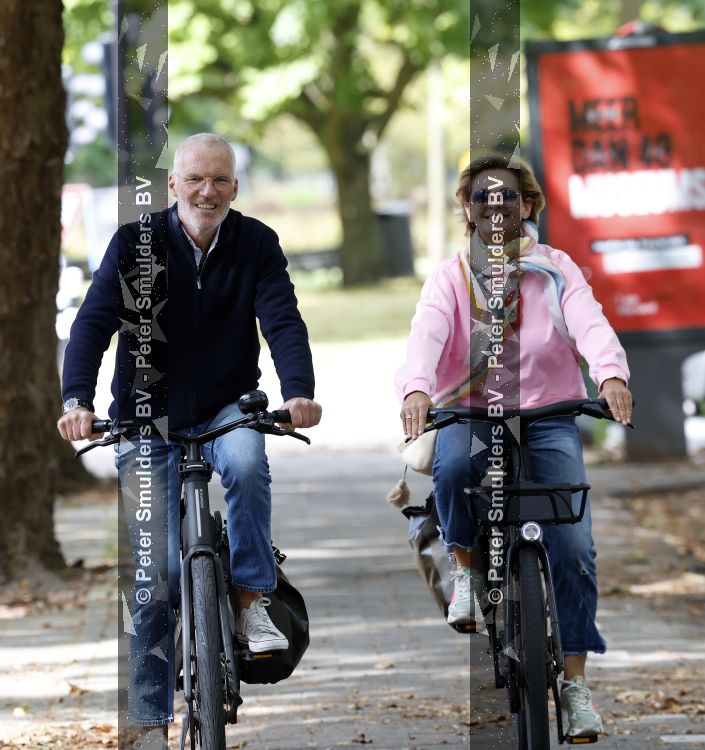 Amsterdam 22 augustus 2026
Caroline Tensen en haar man Ernst-Jan Smids op de fiets in Amsterdam zuid 