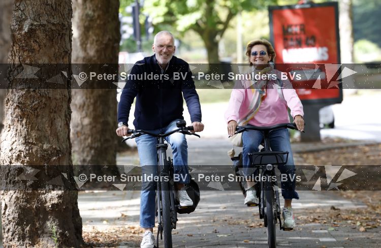 Amsterdam 22 augustus 2026
Caroline Tensen en haar man Ernst-Jan Smids op de fiets in Amsterdam zuid 