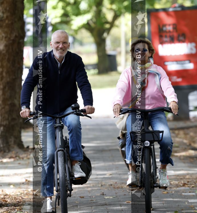 Amsterdam 22 augustus 2026
Caroline Tensen en haar man Ernst-Jan Smids op de fiets in Amsterdam zuid 