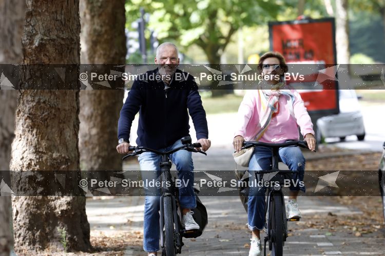 Amsterdam 22 augustus 2026
Caroline Tensen en haar man Ernst-Jan Smids op de fiets in Amsterdam zuid 