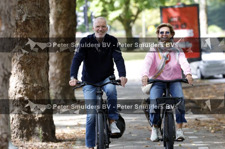 Amsterdam 22 augustus 2026
Caroline Tensen en haar man Ernst-Jan Smids op de fiets in Amsterdam zuid 
