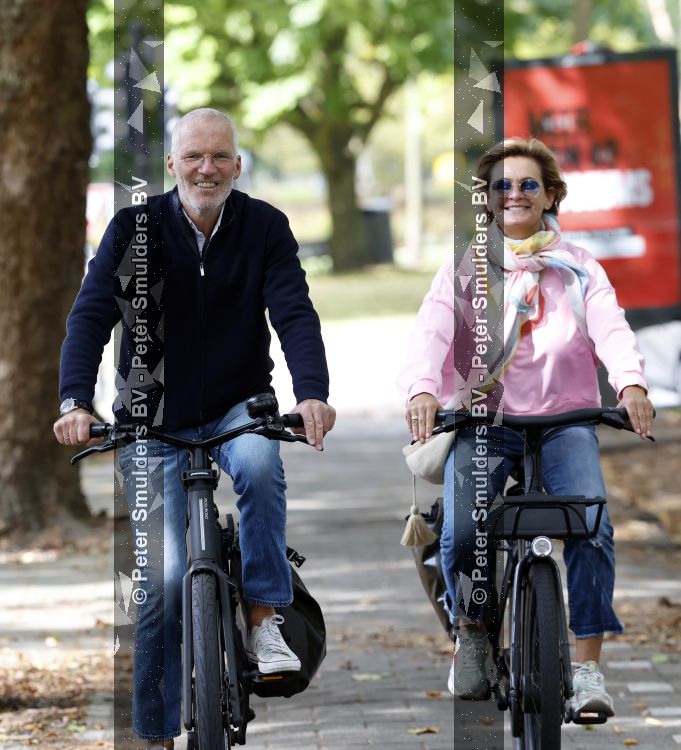 Amsterdam 22 augustus 2026
Caroline Tensen en haar man Ernst-Jan Smids op de fiets in Amsterdam zuid 