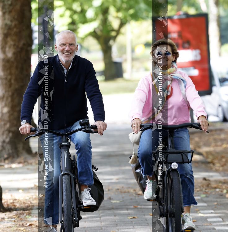 Amsterdam 22 augustus 2026
Caroline Tensen en haar man Ernst-Jan Smids op de fiets in Amsterdam zuid 