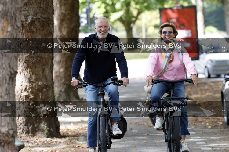 Amsterdam 22 augustus 2026
Caroline Tensen en haar man Ernst-Jan Smids op de fiets in Amsterdam zuid 