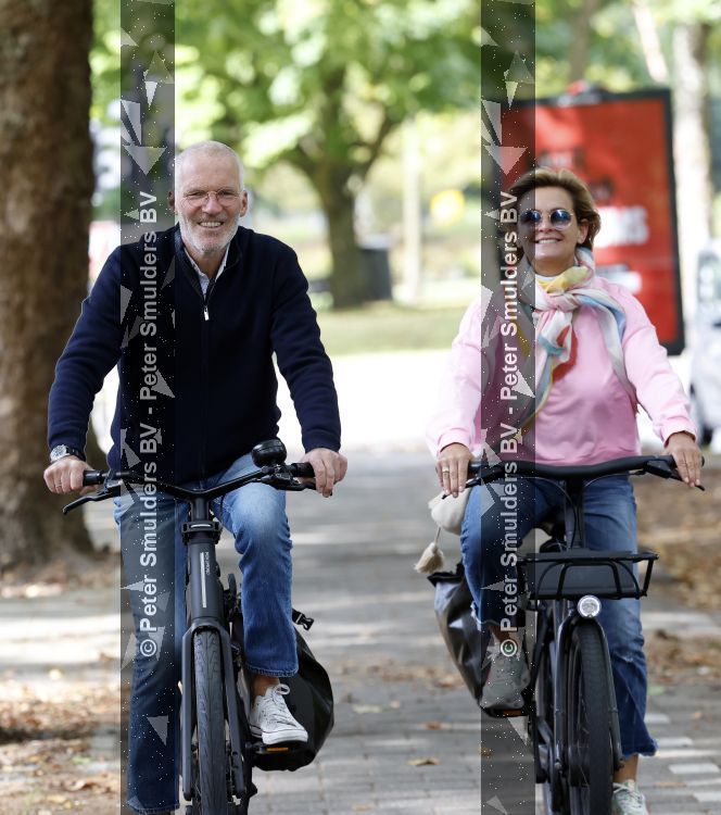 Amsterdam 22 augustus 2026
Caroline Tensen en haar man Ernst-Jan Smids op de fiets in Amsterdam zuid 