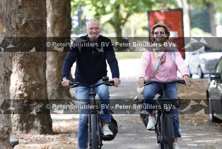 Amsterdam 22 augustus 2026
Caroline Tensen en haar man Ernst-Jan Smids op de fiets in Amsterdam zuid 