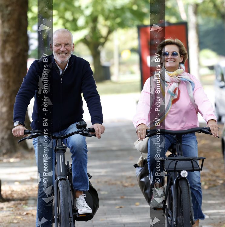 Amsterdam 22 augustus 2026
Caroline Tensen en haar man Ernst-Jan Smids op de fiets in Amsterdam zuid 