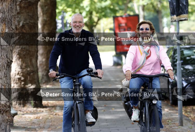 Amsterdam 22 augustus 2026
Caroline Tensen en haar man Ernst-Jan Smids op de fiets in Amsterdam zuid 