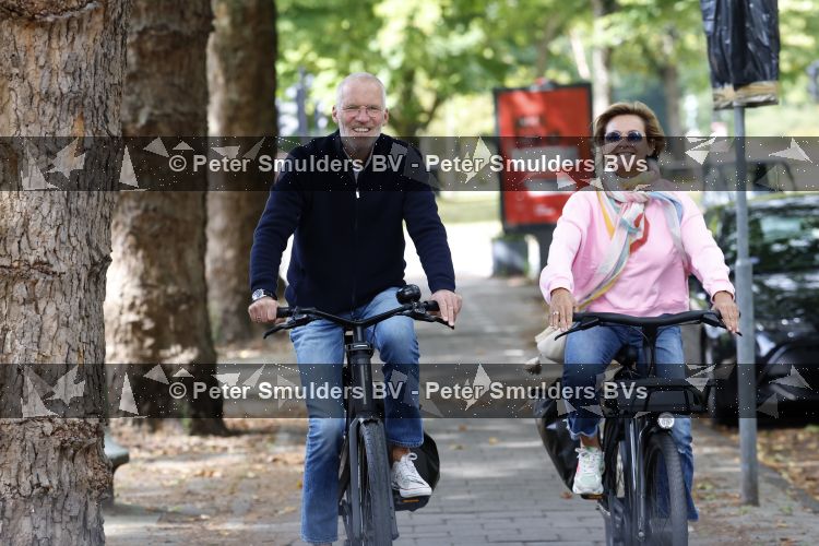 Amsterdam 22 augustus 2026
Caroline Tensen en haar man Ernst-Jan Smids op de fiets in Amsterdam zuid 
