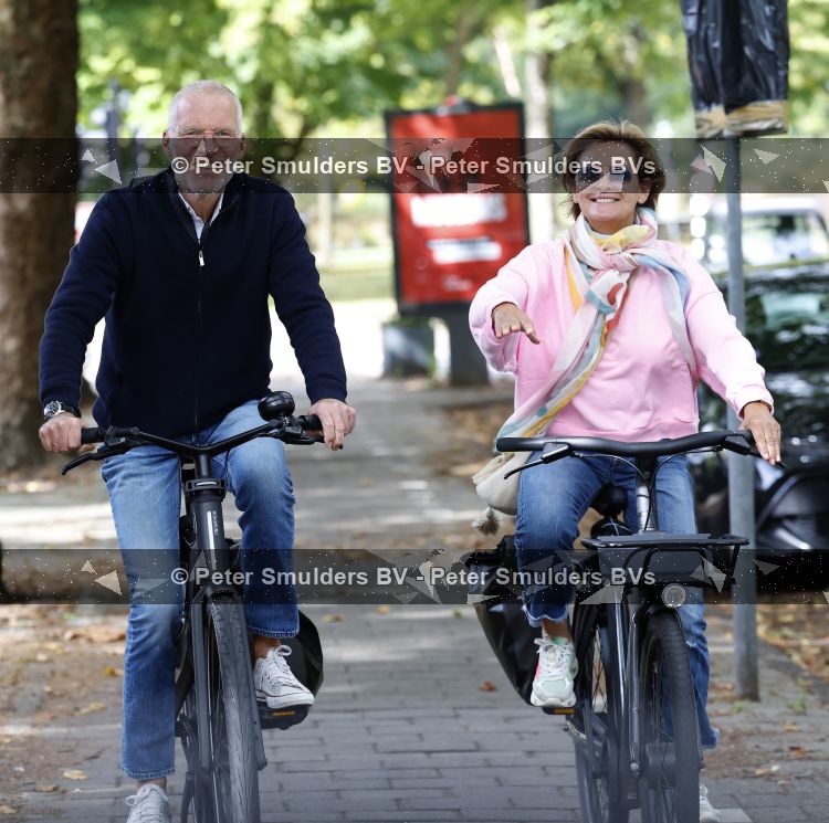 Amsterdam 22 augustus 2026
Caroline Tensen en haar man Ernst-Jan Smids op de fiets in Amsterdam zuid 