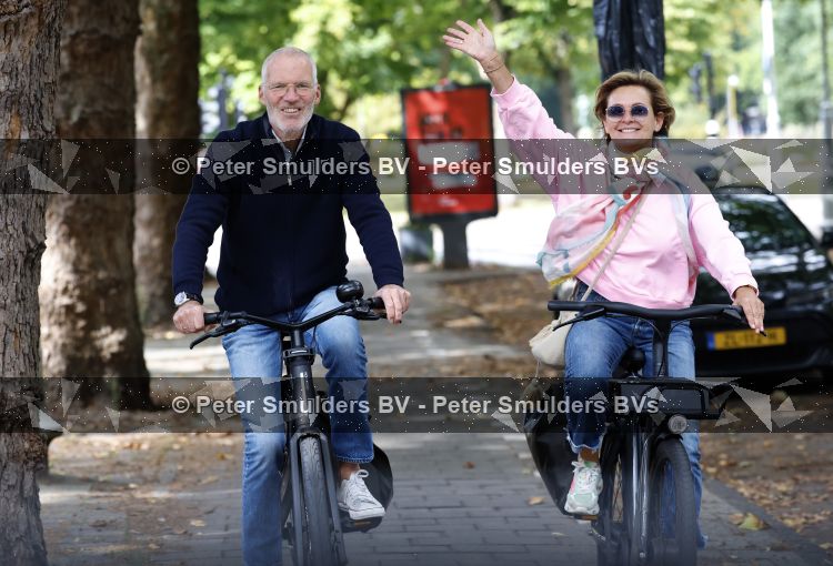 Amsterdam 22 augustus 2026
Caroline Tensen en haar man Ernst-Jan Smids op de fiets in Amsterdam zuid 