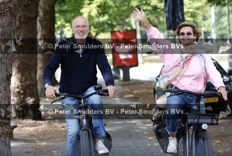 Amsterdam 22 augustus 2026
Caroline Tensen en haar man Ernst-Jan Smids op de fiets in Amsterdam zuid 