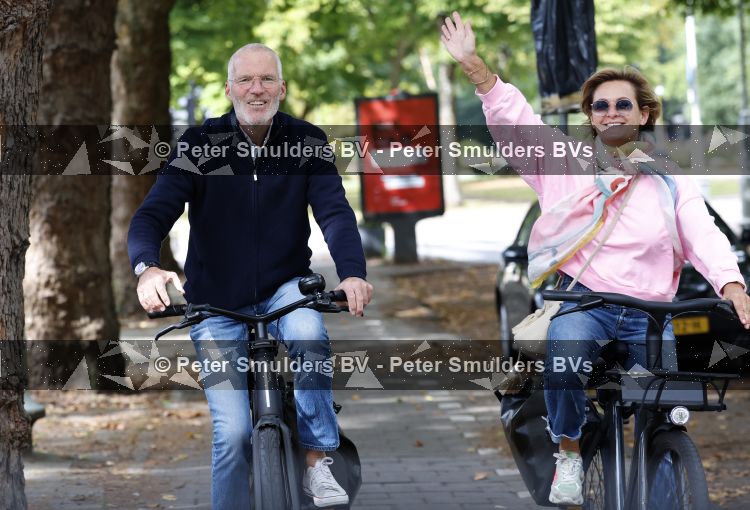 Amsterdam 22 augustus 2026
Caroline Tensen en haar man Ernst-Jan Smids op de fiets in Amsterdam zuid 