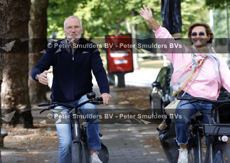 Amsterdam 22 augustus 2026
Caroline Tensen en haar man Ernst-Jan Smids op de fiets in Amsterdam zuid 