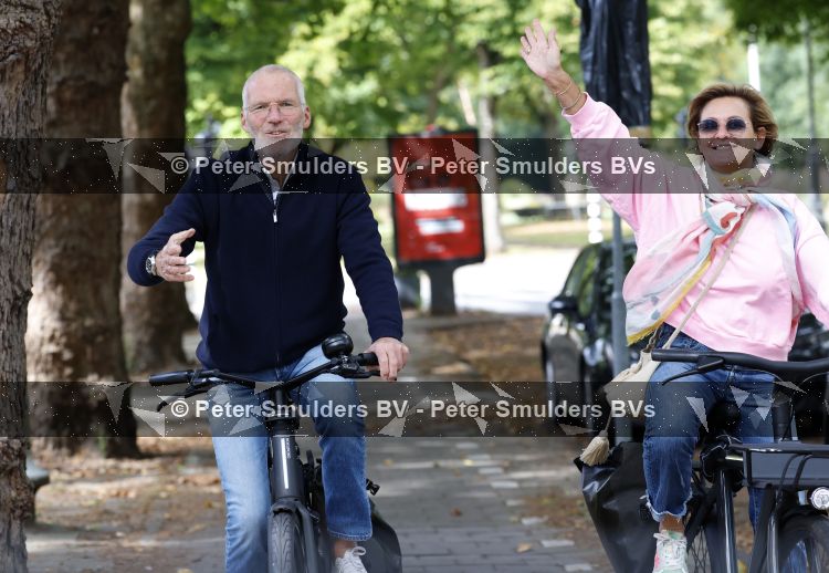 Amsterdam 22 augustus 2026
Caroline Tensen en haar man Ernst-Jan Smids op de fiets in Amsterdam zuid 