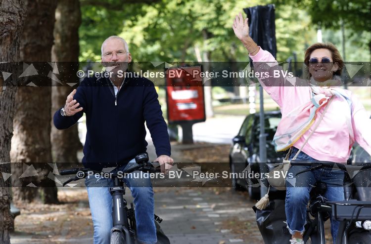 Amsterdam 22 augustus 2026
Caroline Tensen en haar man Ernst-Jan Smids op de fiets in Amsterdam zuid 