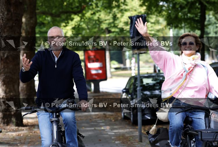 Amsterdam 22 augustus 2026
Caroline Tensen en haar man Ernst-Jan Smids op de fiets in Amsterdam zuid 