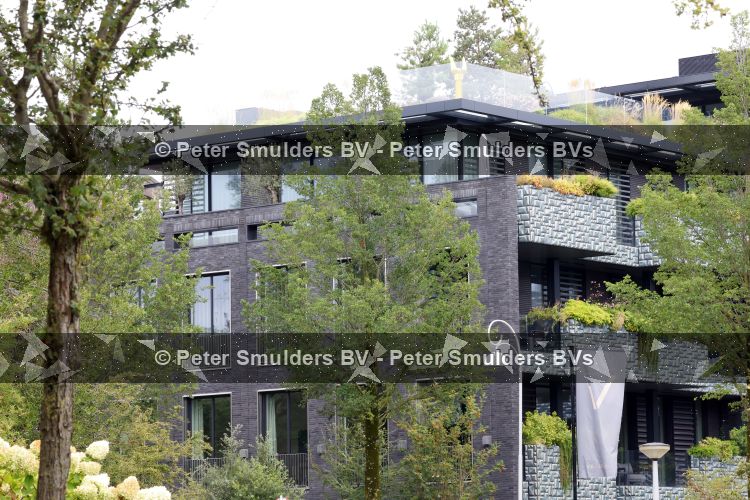 Amsterdam 18 augustus 2026
Tatjana haar vriend Lex v Hessen en haar moeder gaan met 2 makelaars een appartement bekijken in complex Valerius in Amsterdam zuid 