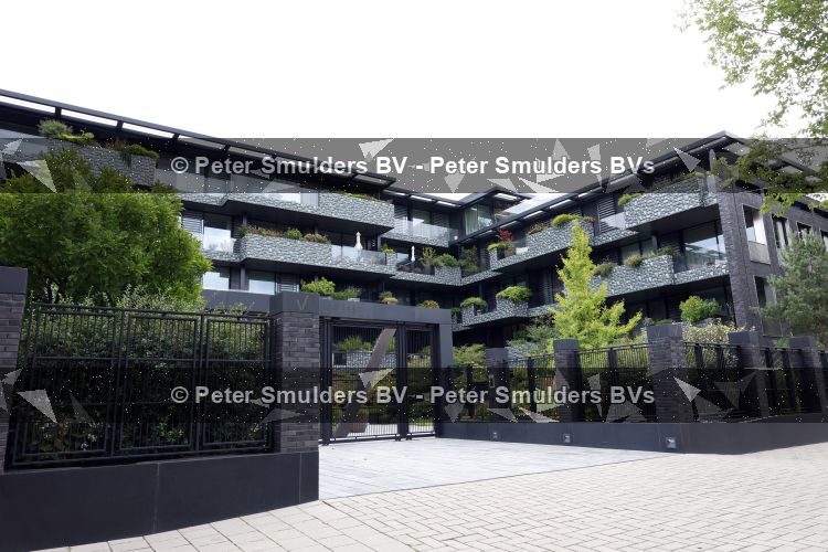 Amsterdam 18 augustus 2026
Tatjana haar vriend Lex v Hessen en haar moeder gaan met 2 makelaars een appartement bekijken in complex Valerius in Amsterdam zuid 