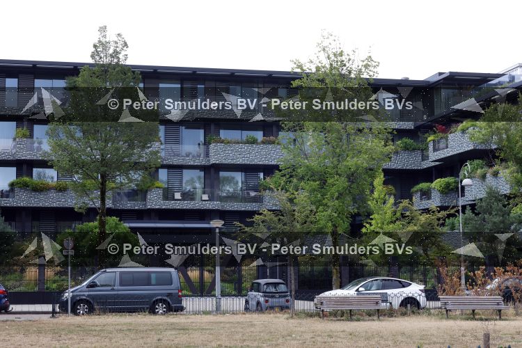 Amsterdam 18 augustus 2026
Tatjana haar vriend Lex v Hessen en haar moeder gaan met 2 makelaars een appartement bekijken in complex Valerius in Amsterdam zuid 