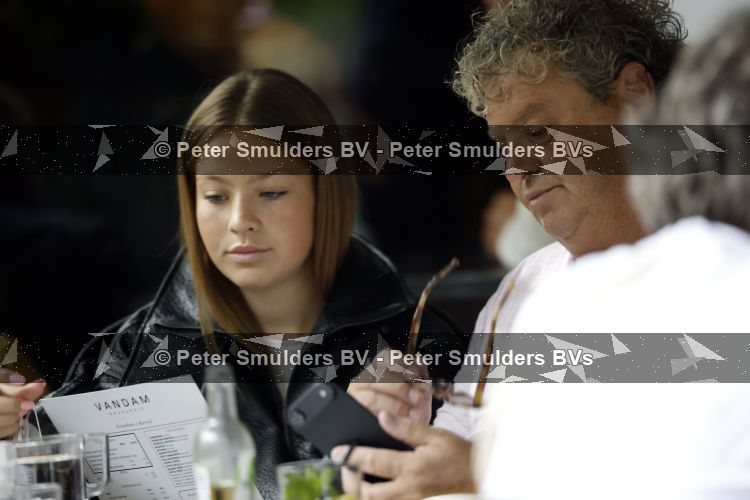Amsterdam 20 augustus 2026
Dirk Zeelenberg met zijn dochter Bobbi aan het lunchen in Amsterdam zuid.