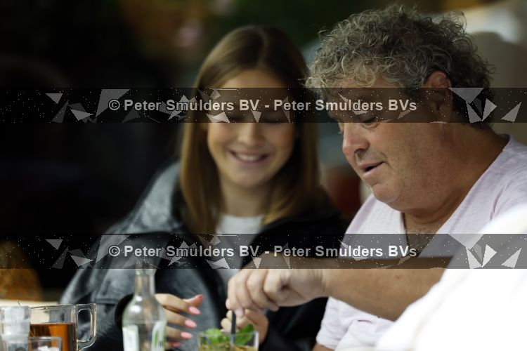 Amsterdam 20 augustus 2026
Dirk Zeelenberg met zijn dochter Bobbi aan het lunchen in Amsterdam zuid.