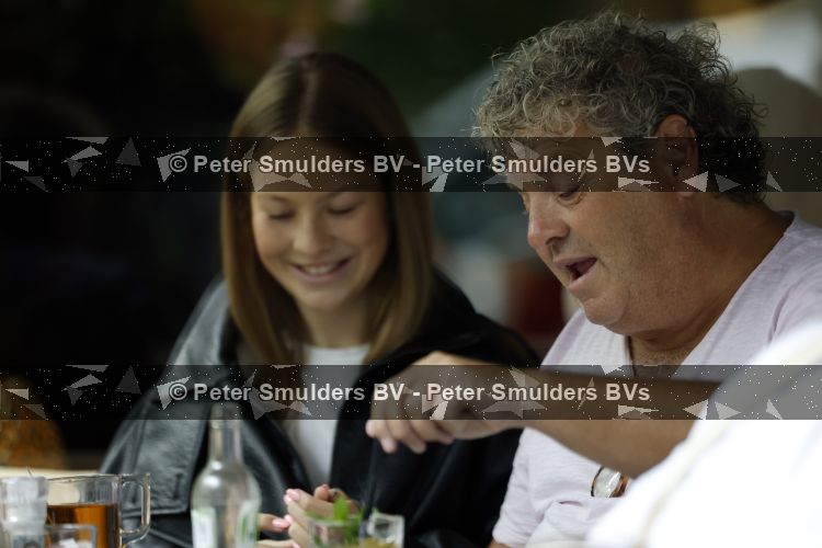 Amsterdam 20 augustus 2026
Dirk Zeelenberg met zijn dochter Bobbi aan het lunchen in Amsterdam zuid.