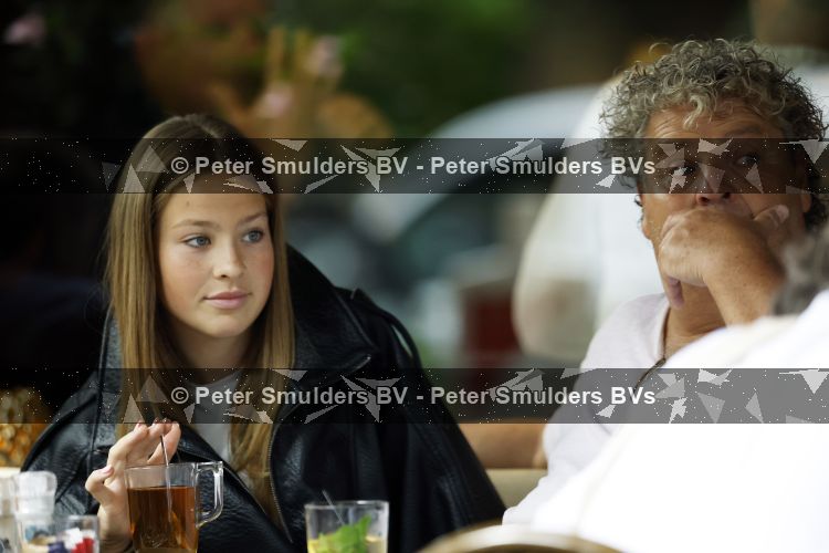 Amsterdam 20 augustus 2026
Dirk Zeelenberg met zijn dochter Bobbi aan het lunchen in Amsterdam zuid.