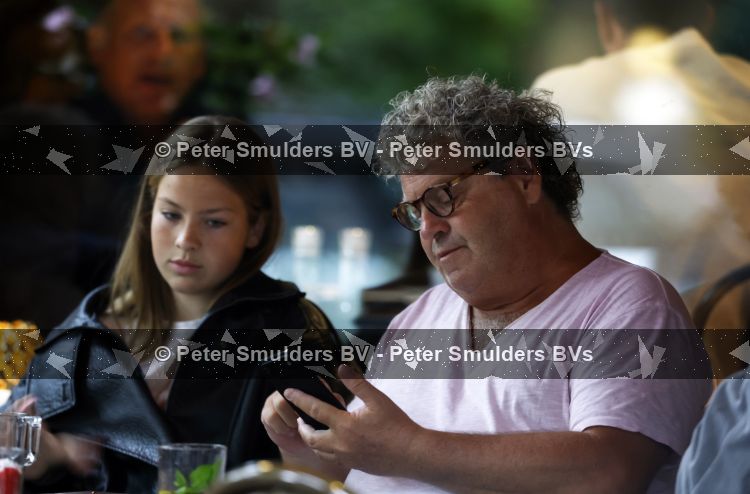 Amsterdam 20 augustus 2026
Dirk Zeelenberg met zijn dochter Bobbi aan het lunchen in Amsterdam zuid.