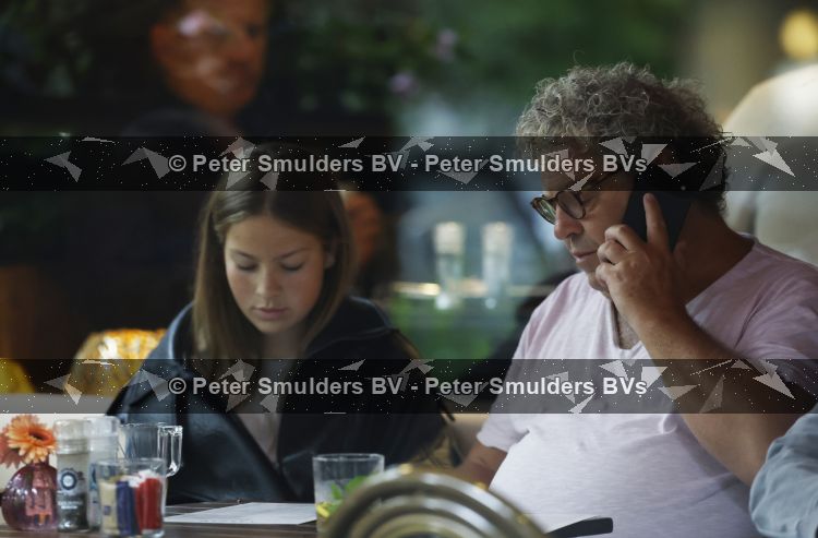 Amsterdam 20 augustus 2026
Dirk Zeelenberg met zijn dochter Bobbi aan het lunchen in Amsterdam zuid.