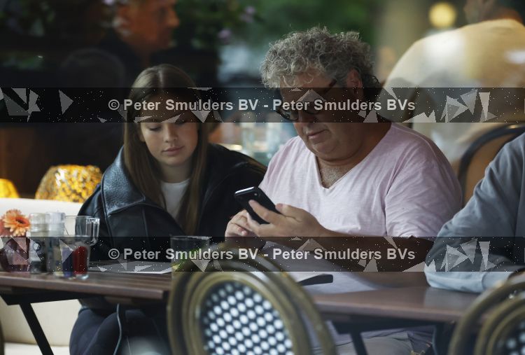 Amsterdam 20 augustus 2026
Dirk Zeelenberg met zijn dochter Bobbi aan het lunchen in Amsterdam zuid.