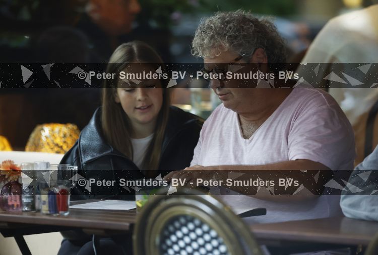 Amsterdam 20 augustus 2026
Dirk Zeelenberg met zijn dochter Bobbi aan het lunchen in Amsterdam zuid.