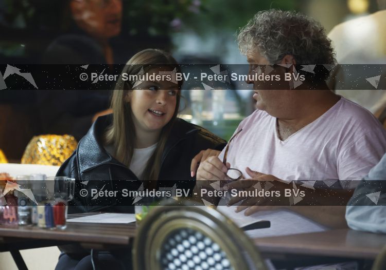 Amsterdam 20 augustus 2026
Dirk Zeelenberg met zijn dochter Bobbi aan het lunchen in Amsterdam zuid.