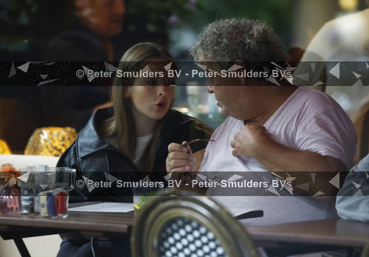 Amsterdam 20 augustus 2026
Dirk Zeelenberg met zijn dochter Bobbi aan het lunchen in Amsterdam zuid.
