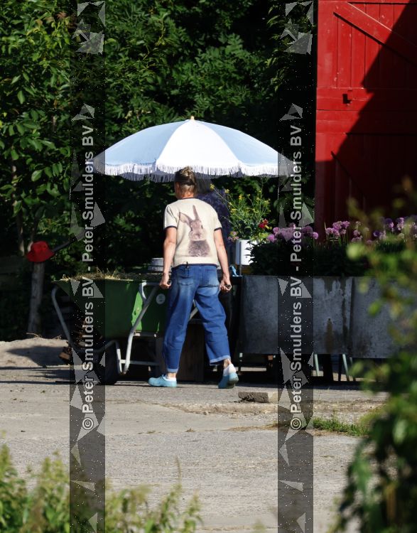 Flanssum 1 augustus 2026
De meilandjes hebben opnames op een boerderij voor een nieuwe serie op Videoland . Maxime Meiland Montana Meiland Erica Meiland en Martien Meiland werken op de boerderij .