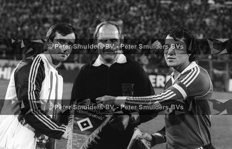 Eindhoven, 22 Oktober 1980
2e ronde UEFA Cup PSV-HSV eindstand 1-1
Felix Magath Willy v d Kuijlen en Scheidsrechter Karoly Palotai