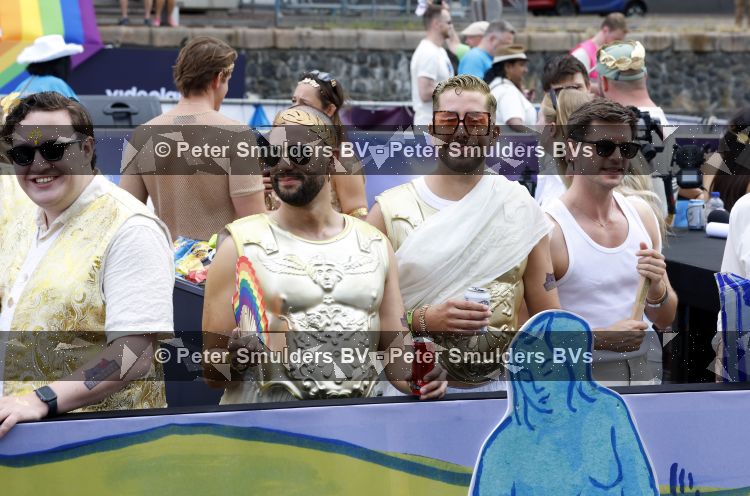 Amsterdam 1 augustus 2026
AVRO TROS boot bij de Gay pride . Freek Bartels met partner