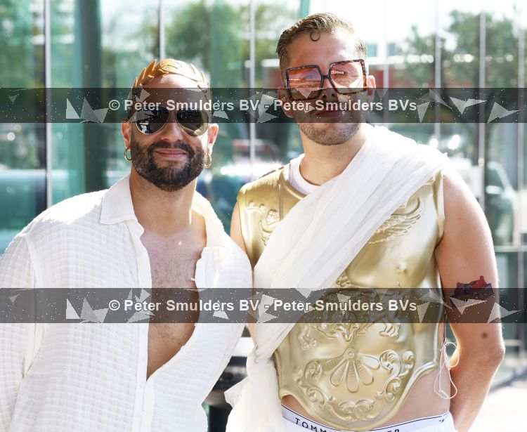 Amsterdam 1 augustus 2026
AVRO TROS boot bij de Gay pride . Freek Bartels met partner